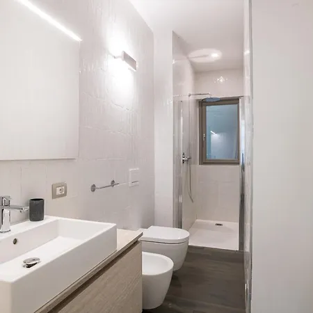 Апартаменты Palazzo La Cortesella - Modern Design & Location Комо