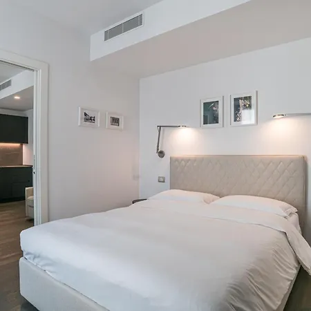 Apartment Palazzo La Cortesella - Modern Design & Location