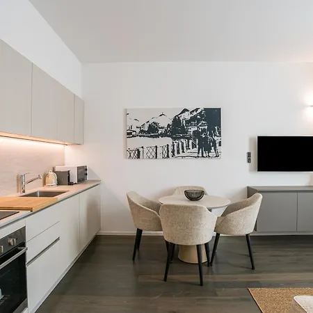 Apartment Palazzo La Cortesella - Modern Design & Location