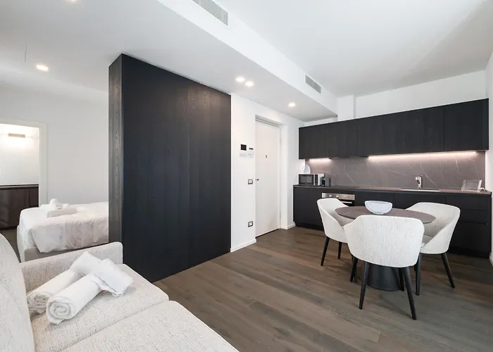 Palazzo La Cortesella - Modern Design & Location דירה